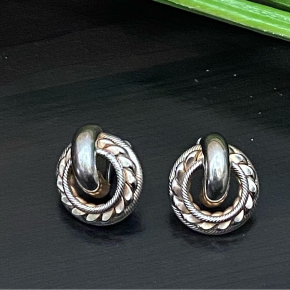 Vintage Unsigned Two-tone Round Rope Twisted Screw Back Earrings - Picture 3 of 11